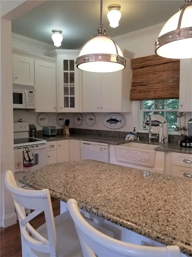 97 Narragansett Avenue Newport RI 02840