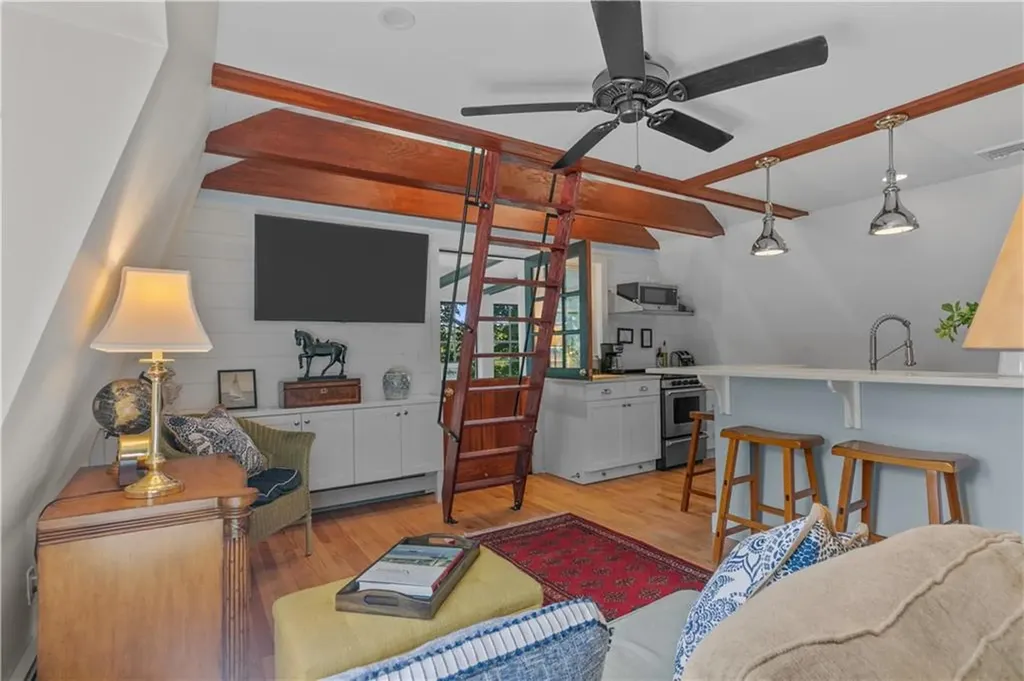 99 Coggeshall Avenue Newport RI 02840