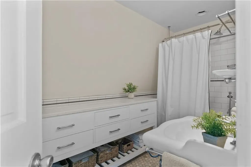 99 Coggeshall Avenue Newport RI 02840