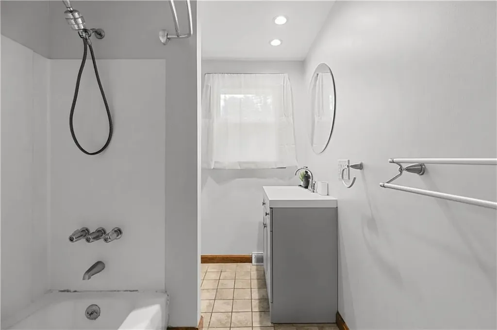 25 Harris Drive Tiverton RI 02878