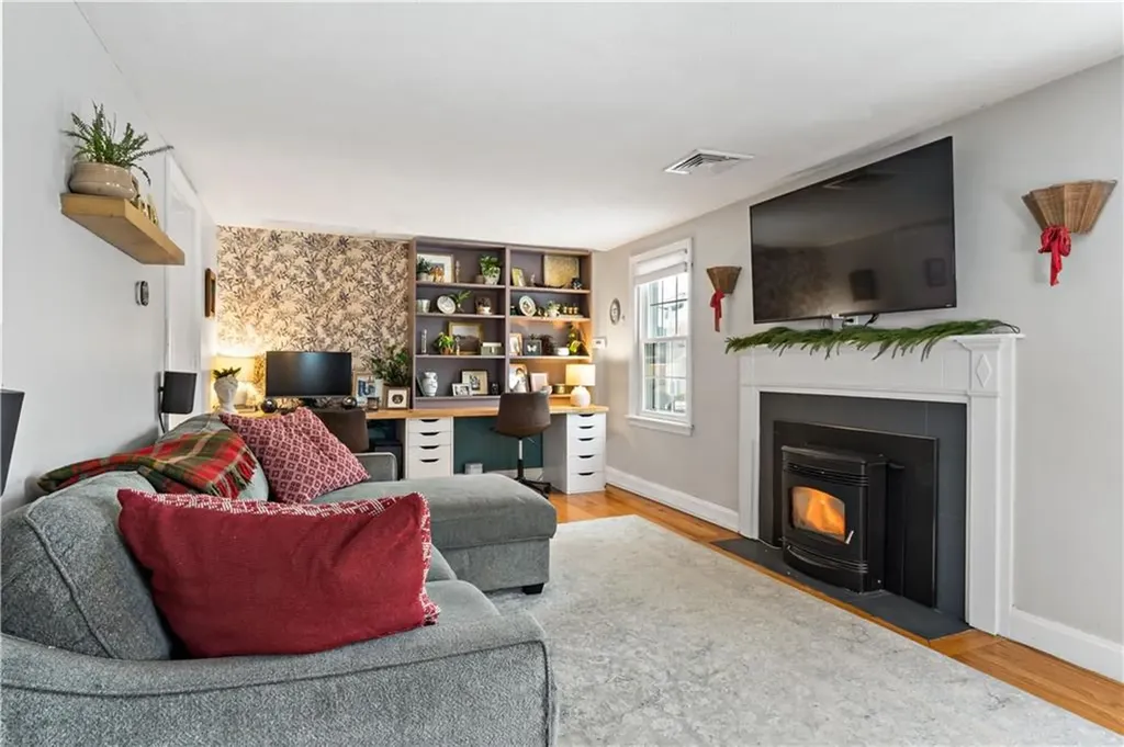 48 Rowe Avenue Warwick RI 02889