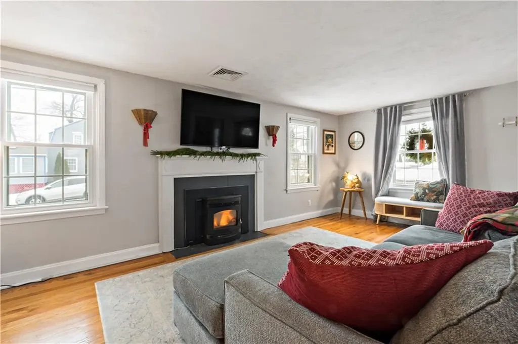48 Rowe Avenue Warwick RI 02889