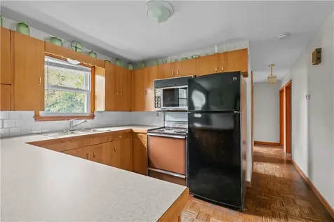 75 Montgomery Street Tiverton RI 02878