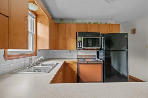 75 Montgomery Street Tiverton RI 02878