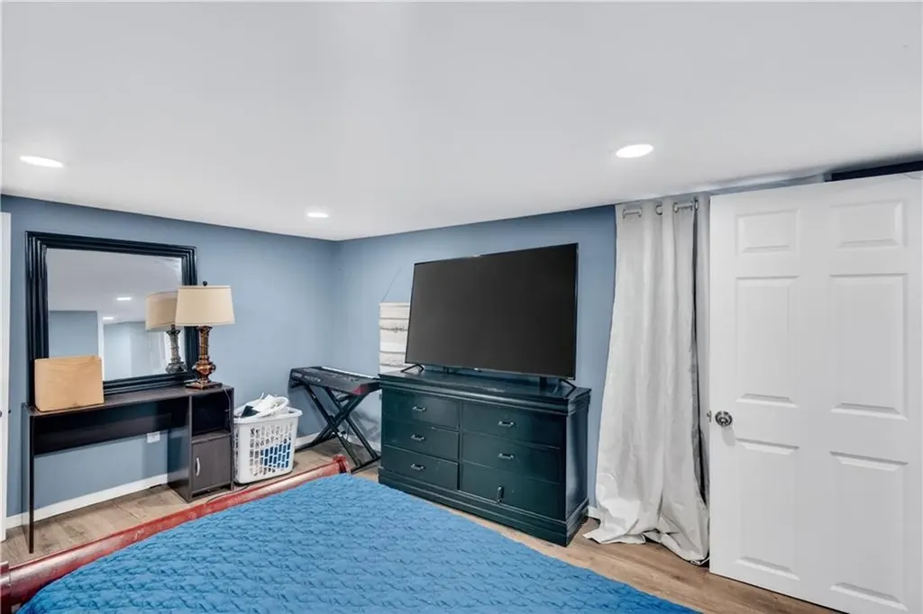 70 Glenwood Avenue Cranston RI 02910
