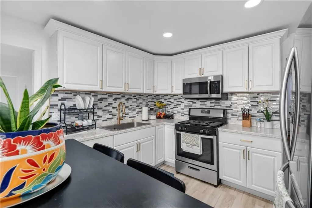 70 Glenwood Avenue Cranston RI 02910