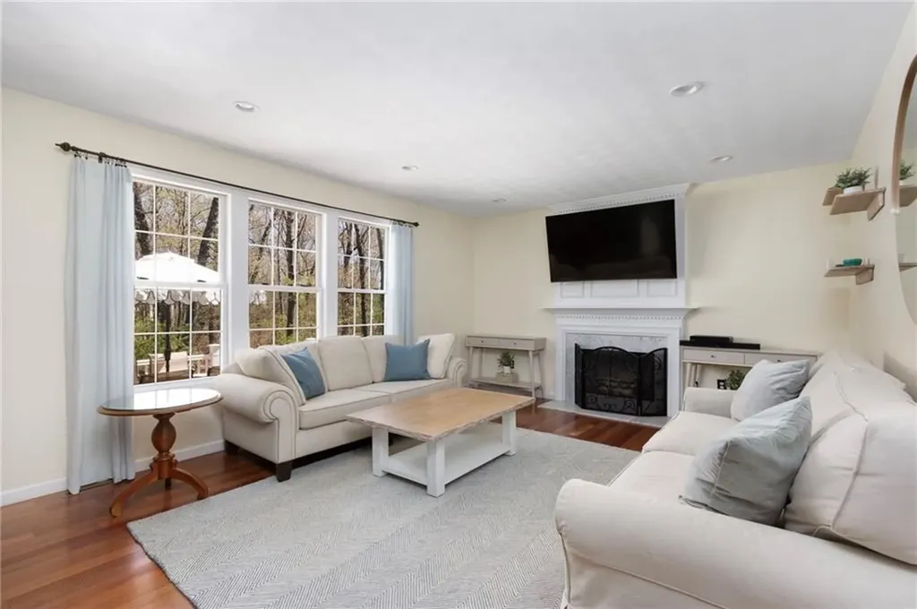 283 Castle Rocks Road Warwick RI 02886