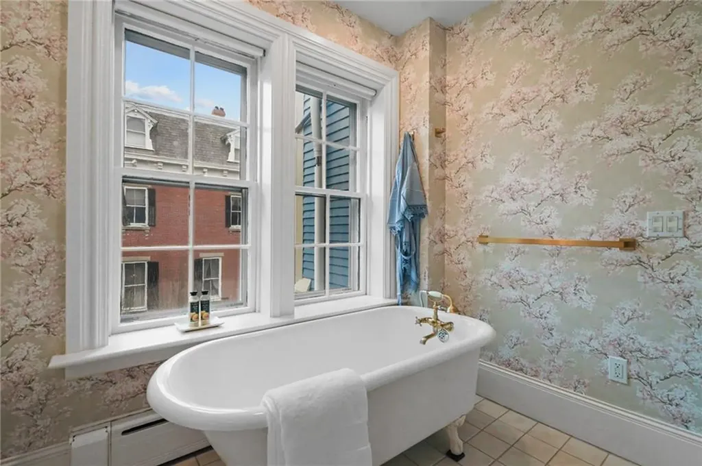 43 Old Beach Road Newport RI 02840