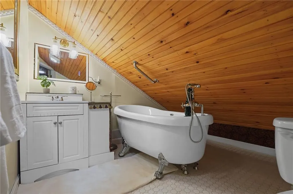 43 Old Beach Road Newport RI 02840