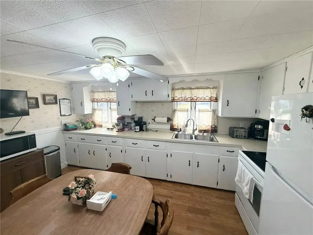 366 Aylsworth Avenue Woonsocket RI 02895