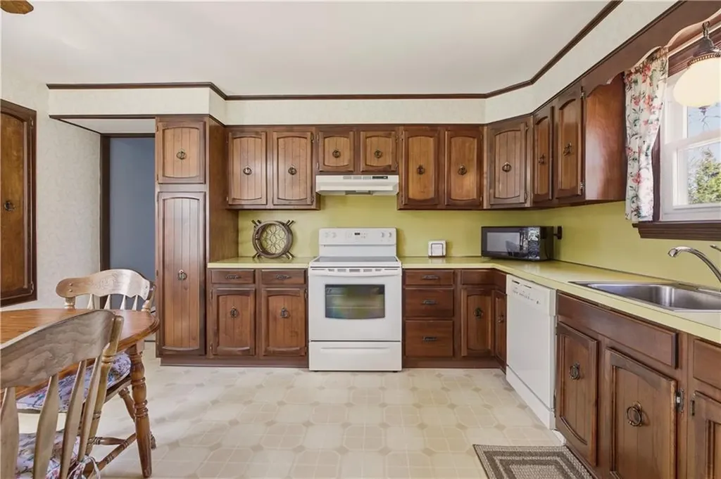 24 Kearns Avenue Tiverton RI 02878