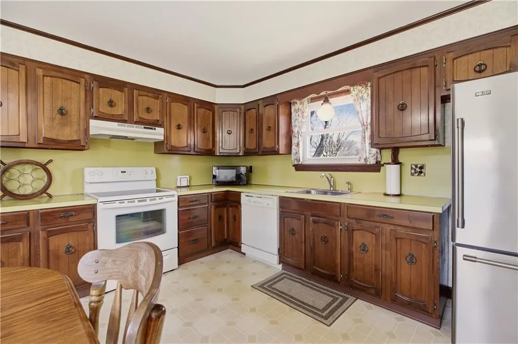 24 Kearns Avenue Tiverton RI 02878