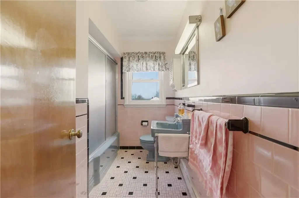 24 Kearns Avenue Tiverton RI 02878