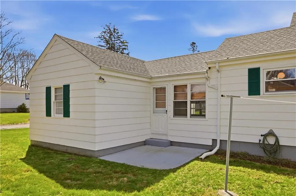 24 Kearns Avenue Tiverton RI 02878
