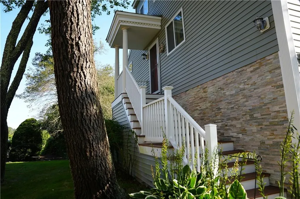 39 Lake Road Narragansett RI 02882