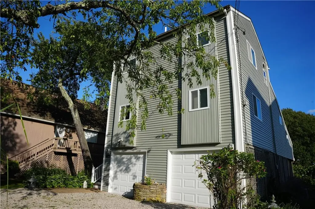 39 Lake Road Narragansett RI 02882