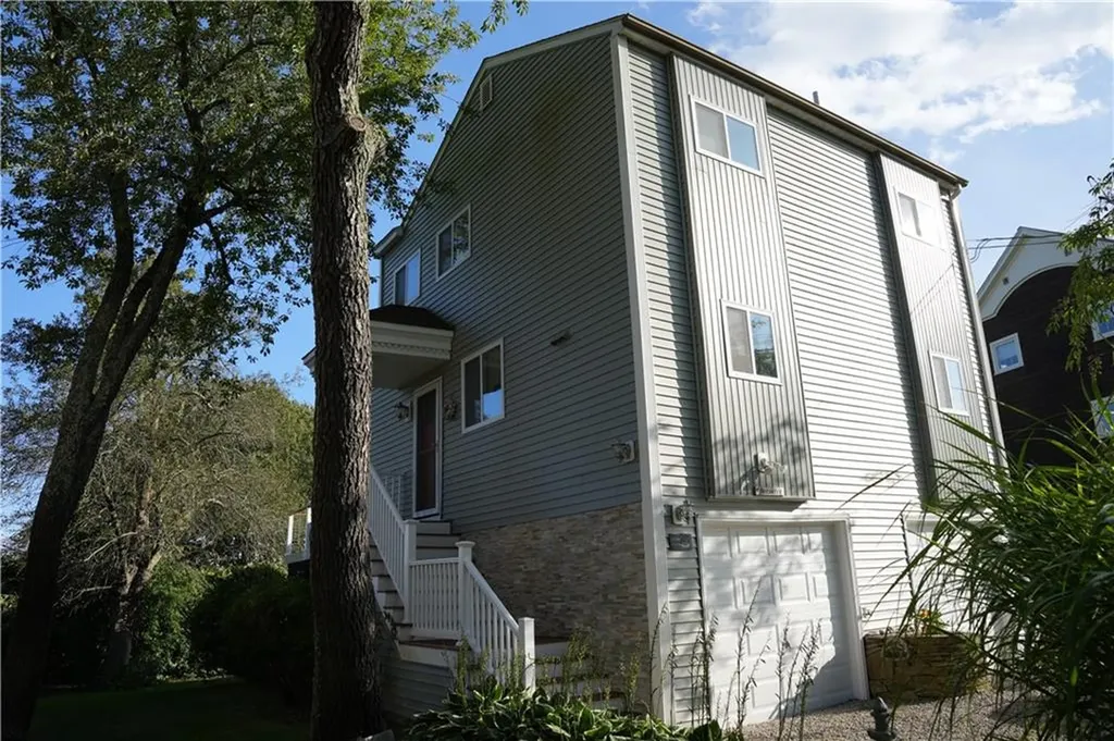 39 Lake Road Narragansett RI 02882