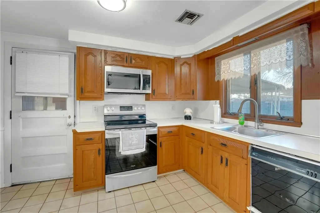 92 Weeden Avenue East Providence RI 02916