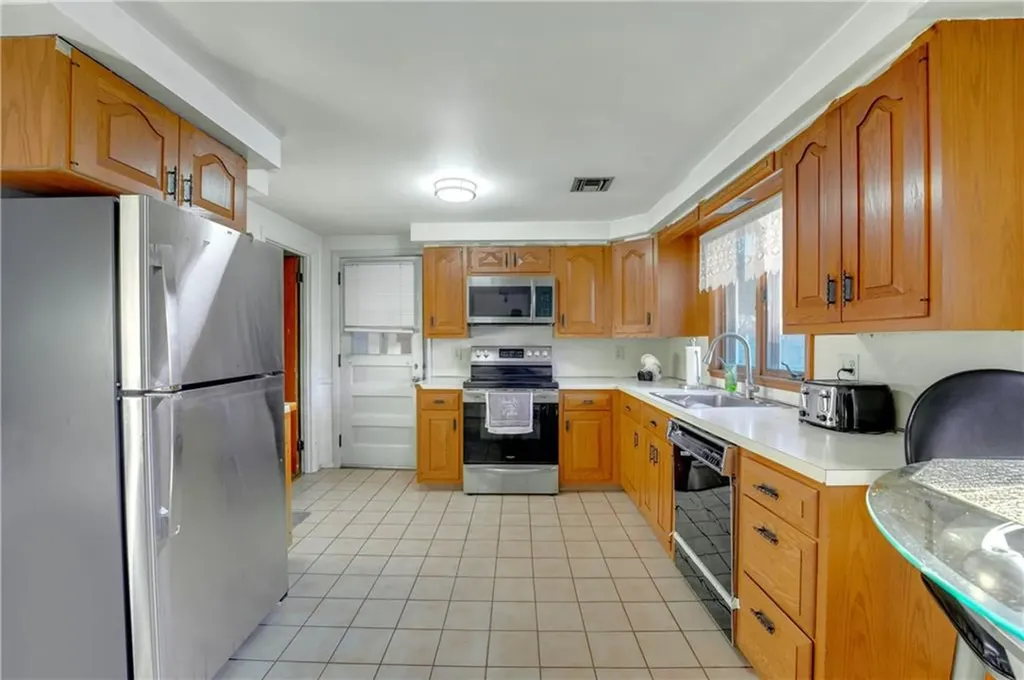 92 Weeden Avenue East Providence RI 02916