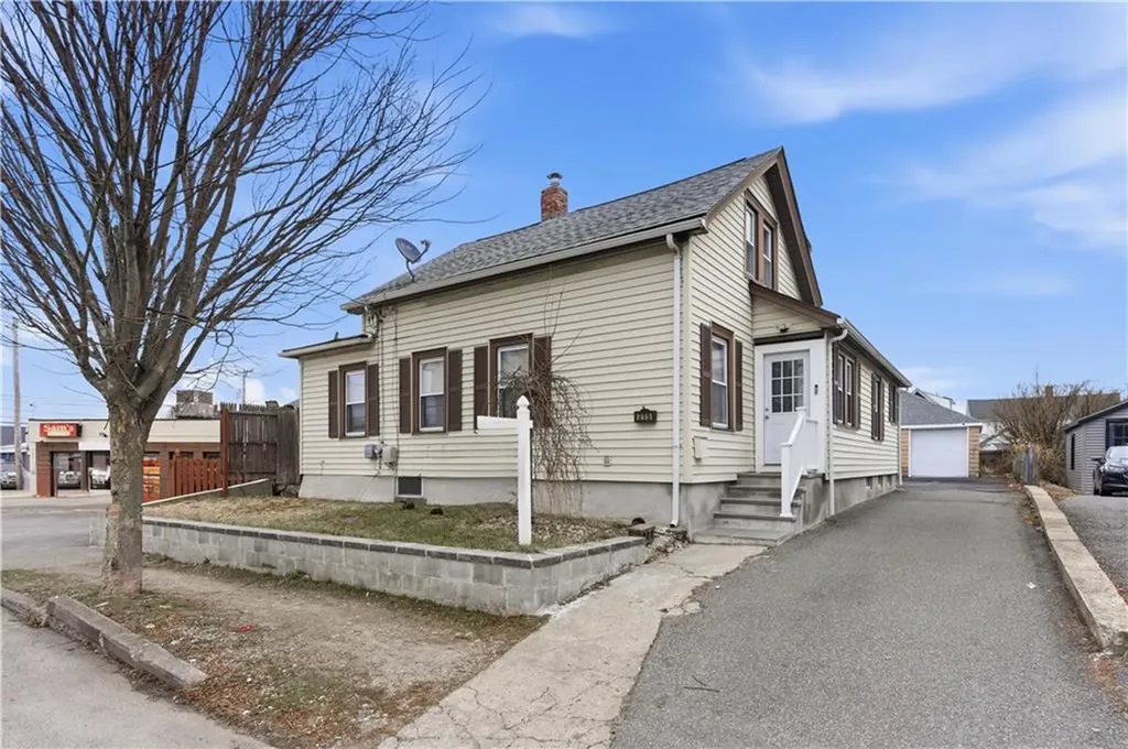 215 Kenyon Avenue Pawtucket RI 02861