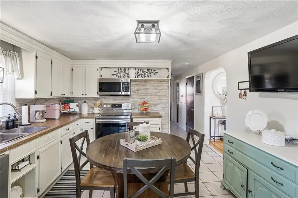 514 Killingly Street Johnston RI 02919