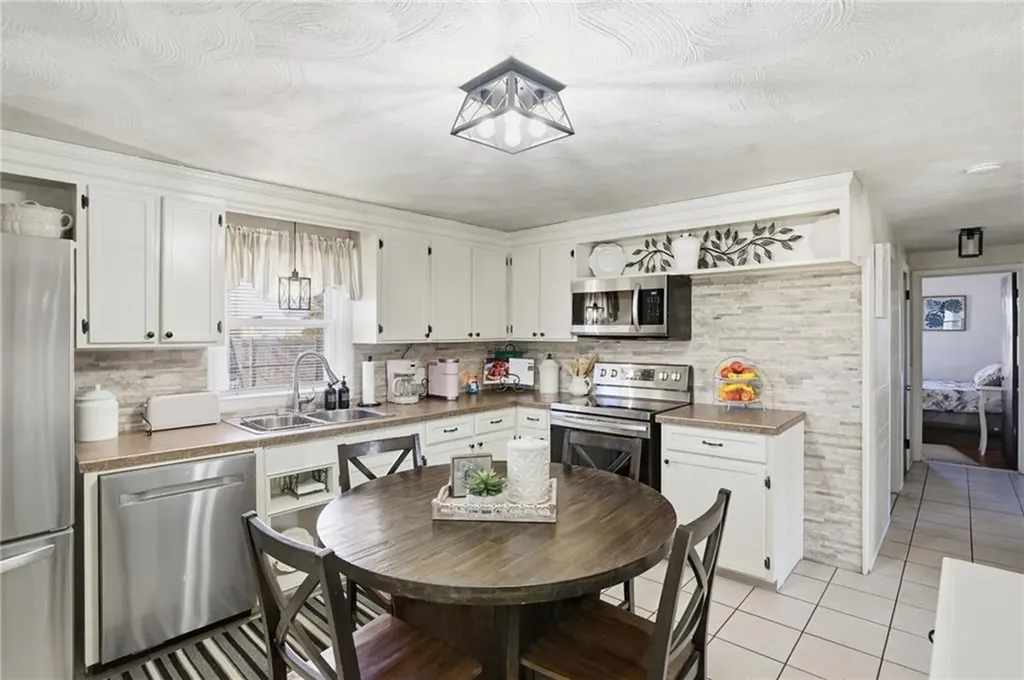 514 Killingly Street Johnston RI 02919