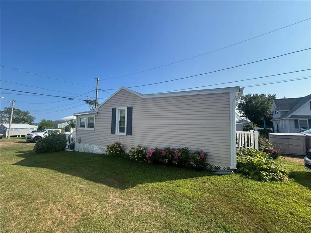 64 39 Burnside Avenue Narragansett RI 02882