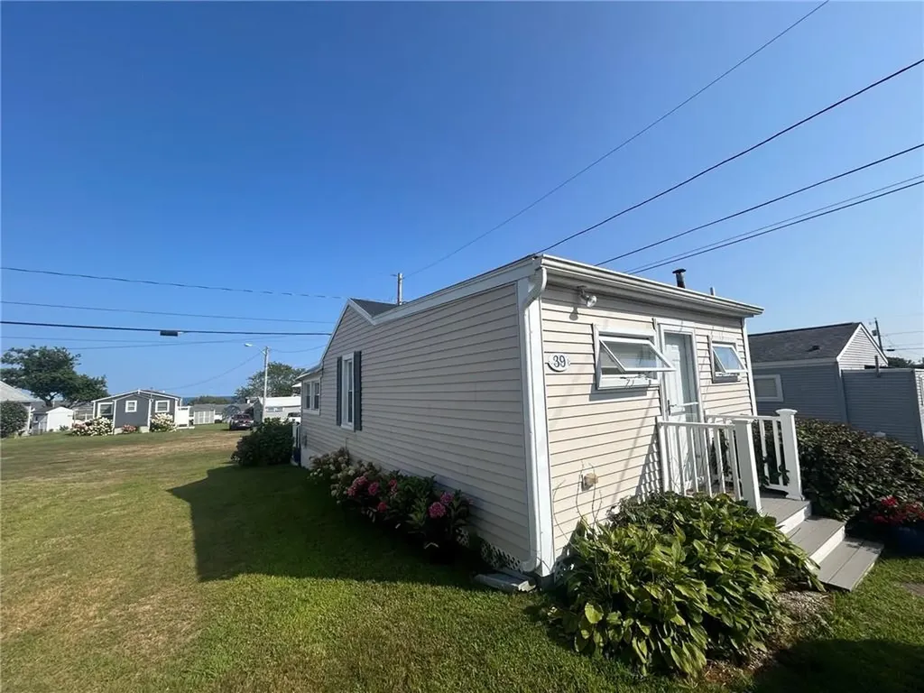 64 39 Burnside Avenue Narragansett RI 02882
