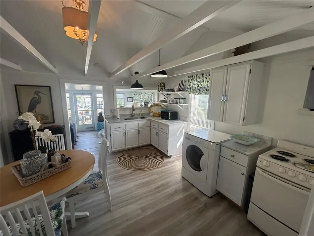 64 39 Burnside Avenue Narragansett RI 02882