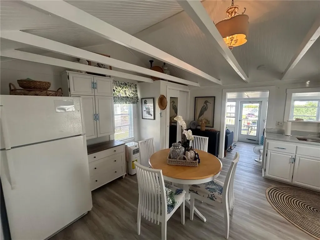 64 39 Burnside Avenue Narragansett RI 02882