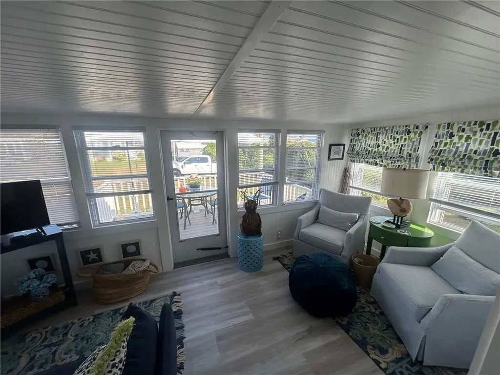 64 39 Burnside Avenue Narragansett RI 02882