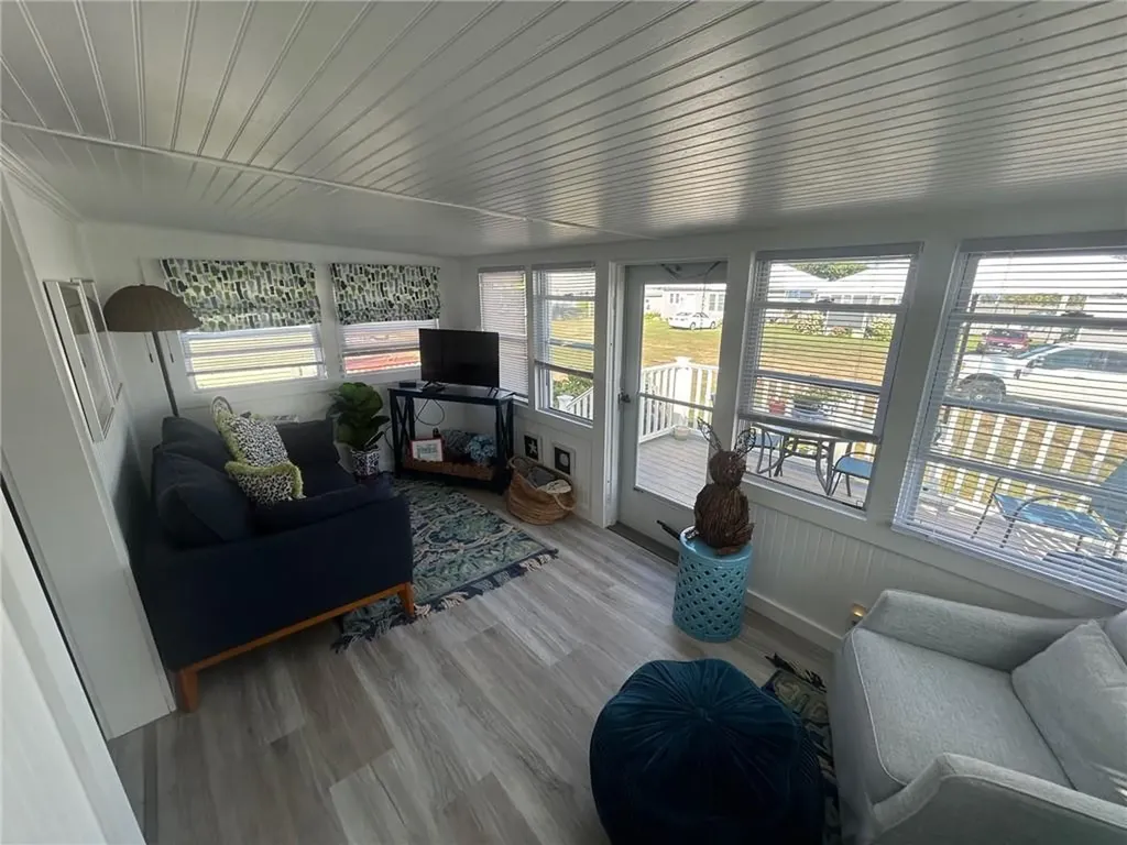 64 39 Burnside Avenue Narragansett RI 02882