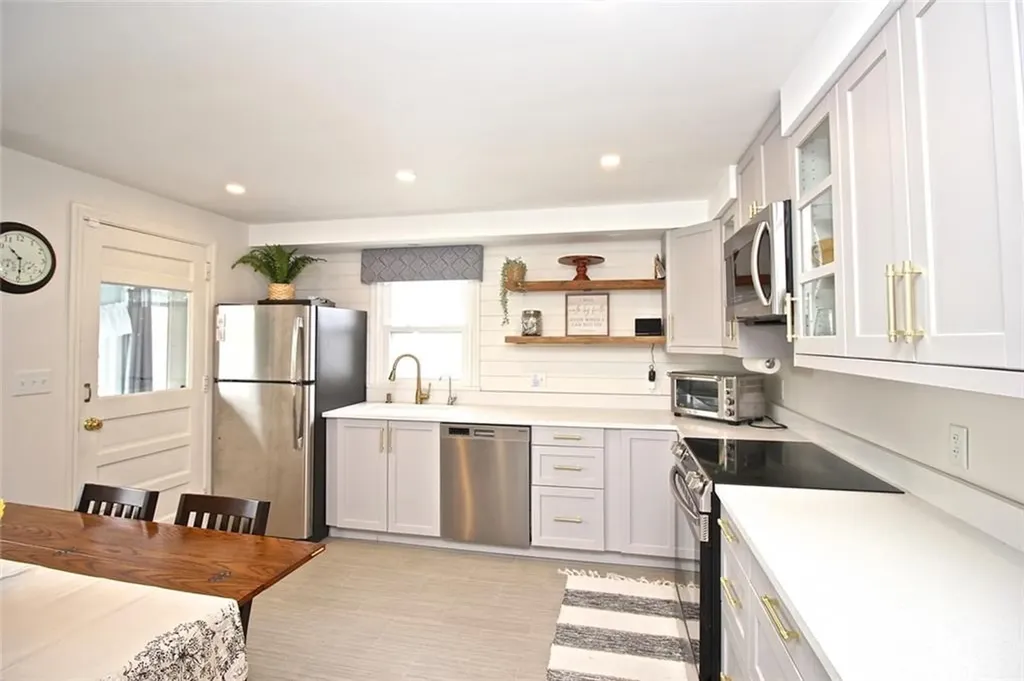 139 Coggeshall Avenue Newport RI 02840