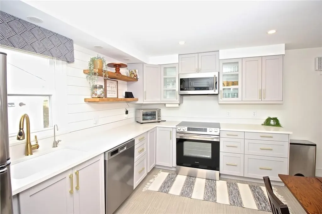 139 Coggeshall Avenue Newport RI 02840