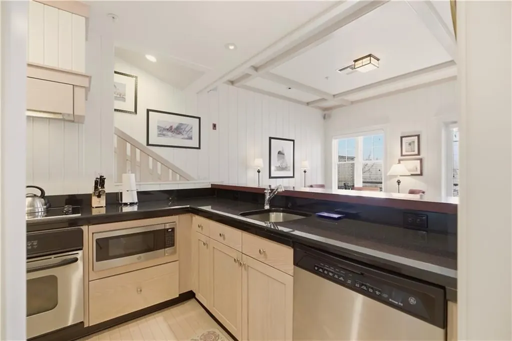 125 Corys Lane Portsmouth RI 02871