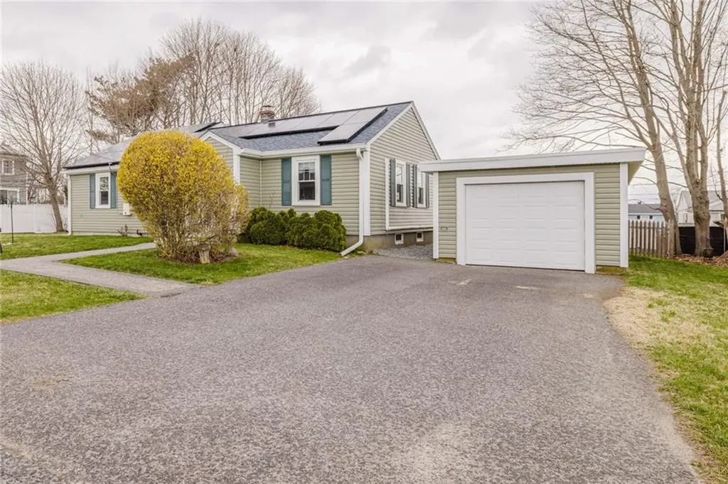 72 Beardsworth Road Tiverton RI 02878