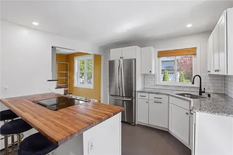 18 Loring Road Bristol RI 02809
