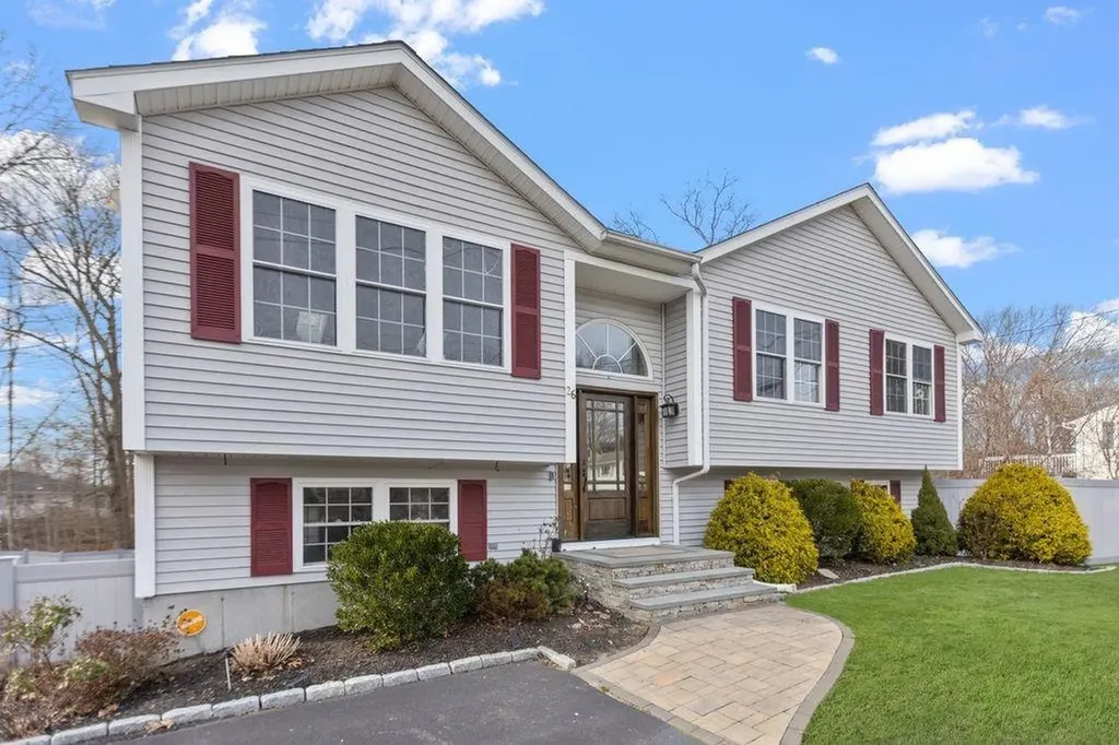 26 Setian Lane West Warwick RI 02893