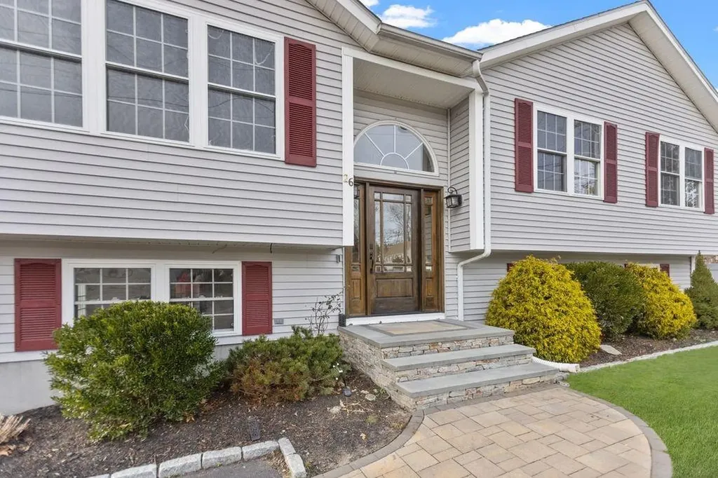26 Setian Lane West Warwick RI 02893