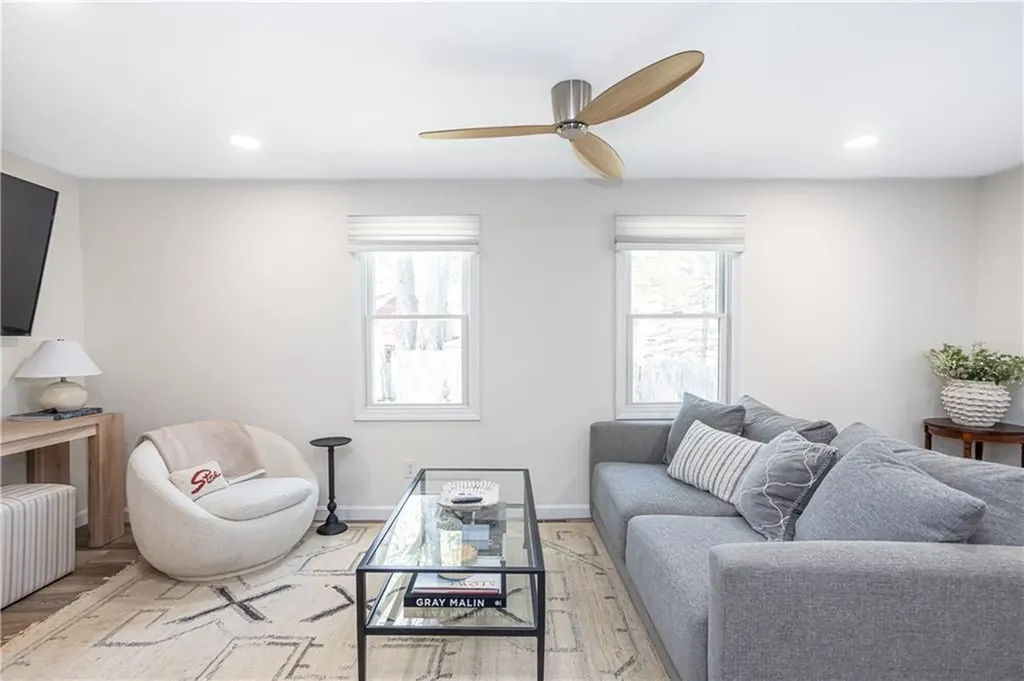 157 Duke Street East Greenwich RI 02818