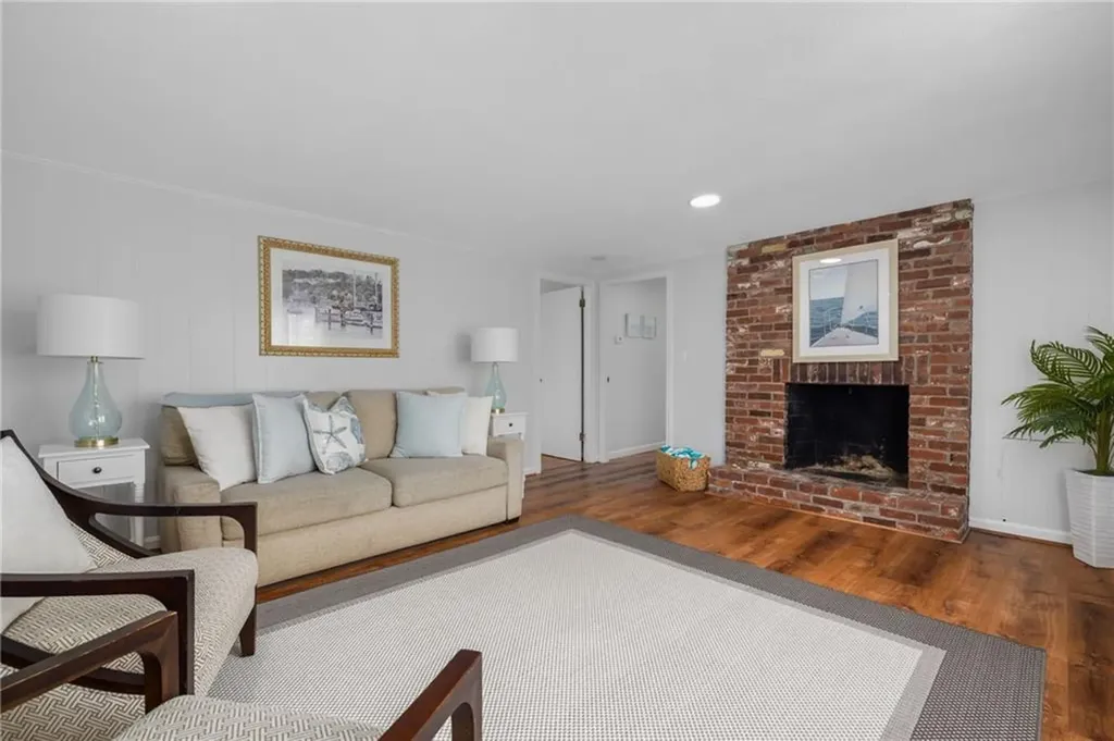 384 Valley Road Middletown RI 02842