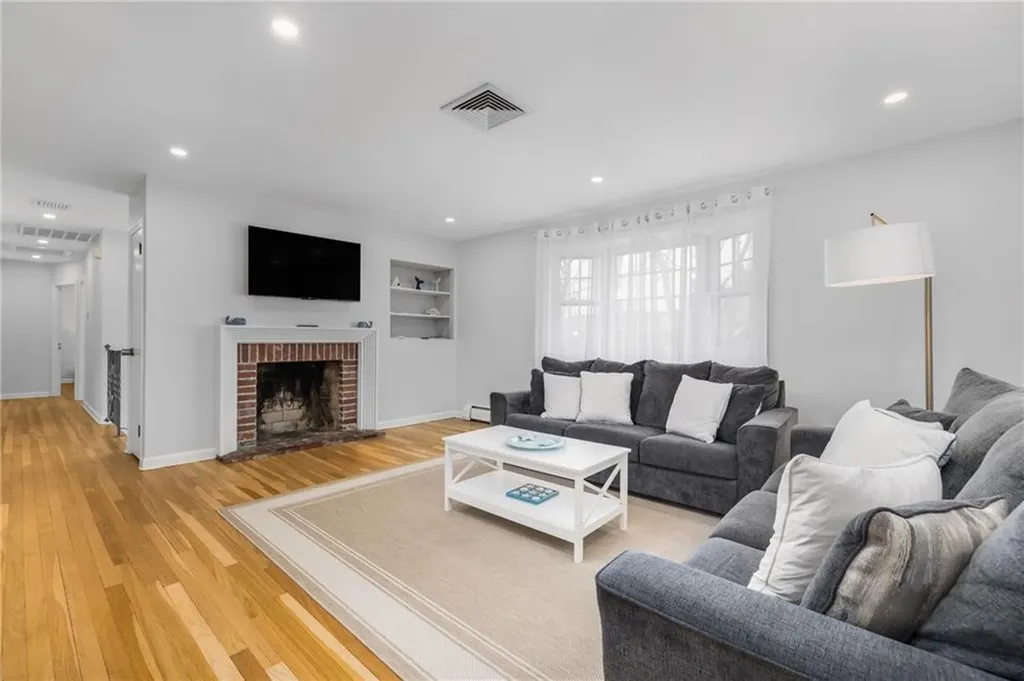 384 Valley Road Middletown RI 02842