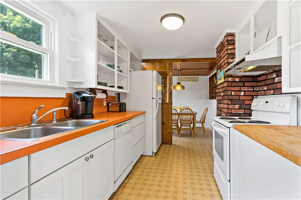 39 Salt Pond Way Westerly RI 02891