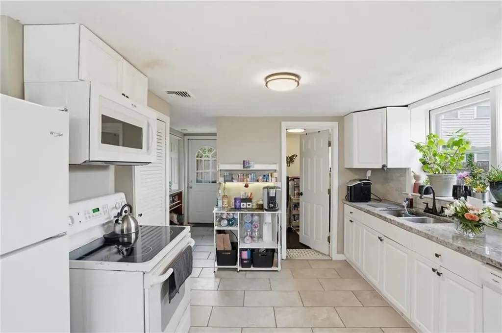 190 Pinnery Avenue Warwick RI 02886