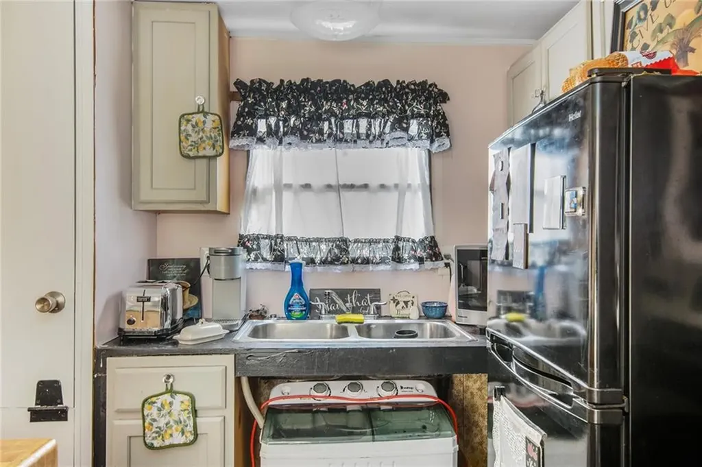 719 Forest Park Middletown RI 02842
