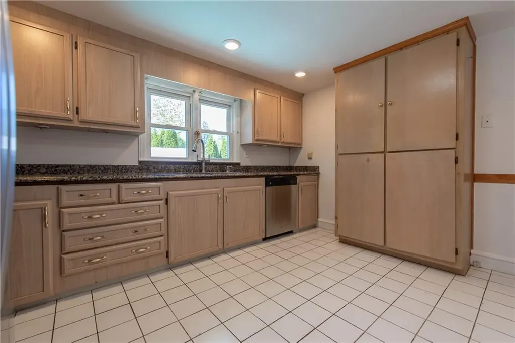 47 Amsterdam Avenue Warwick RI 02889
