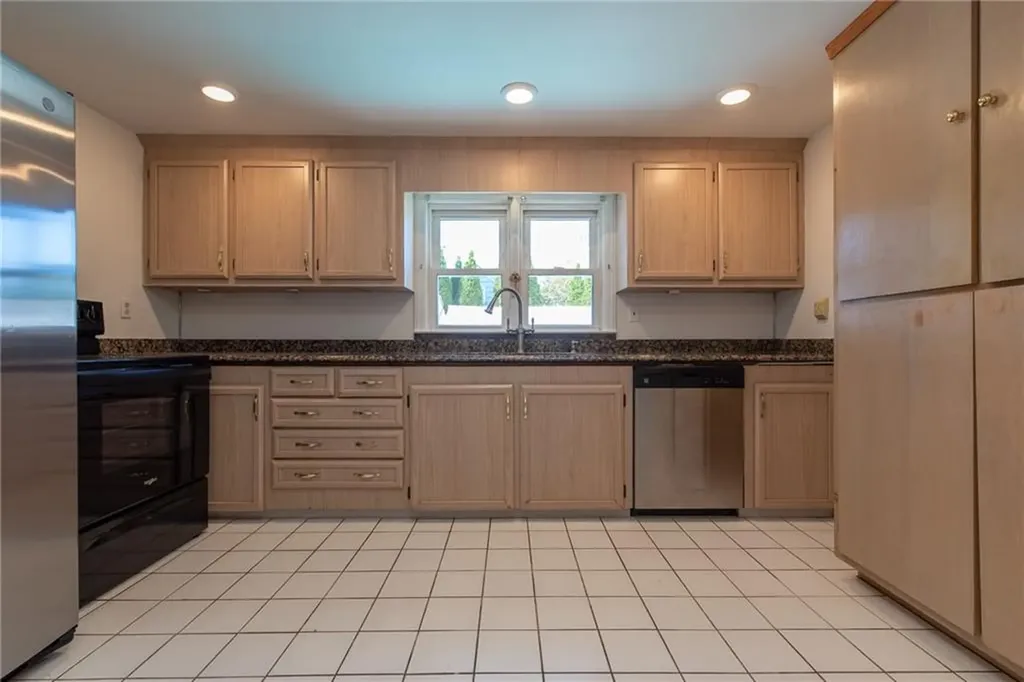 47 Amsterdam Avenue Warwick RI 02889