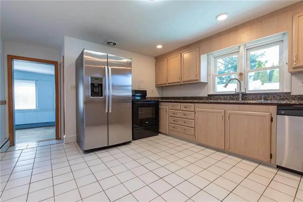 47 Amsterdam Avenue Warwick RI 02889