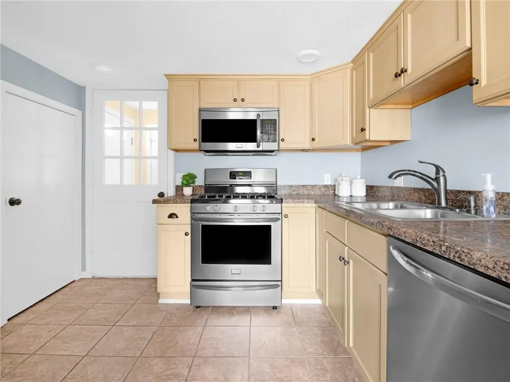 26 Anthony Street Warwick RI 02886