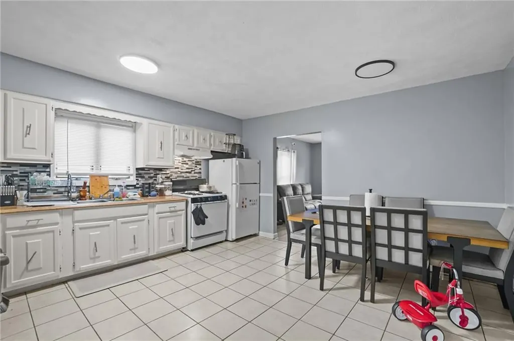 54 Jefferson Avenue Pawtucket RI 02860
